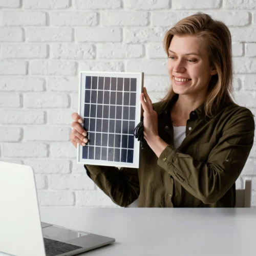 Mulher segurando painel solar